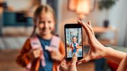 eleva care sta la fotografie