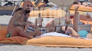 Hopa, hopa! Matteo, te-am prins în fapt! Nici pe caniculă nu renunță la vicii! Așa se relaxează artistul, chiar pe plaja de la Mamaia | EXCLUSIV