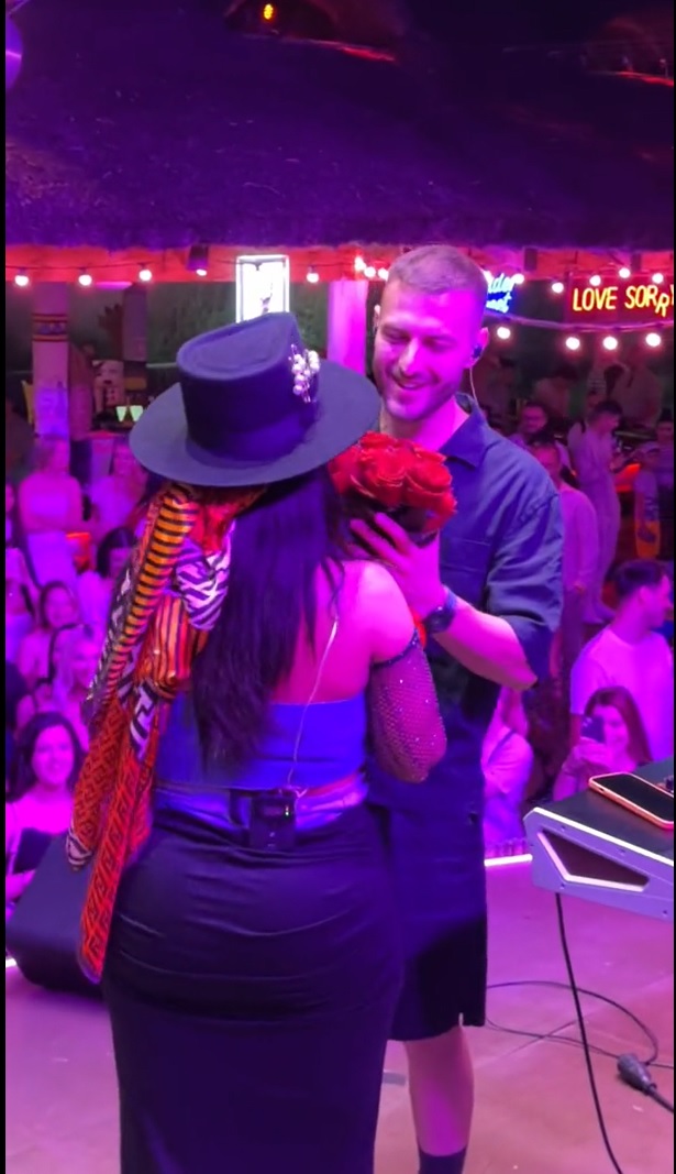 Oana Radu s-a sărutat pe scenă cu un bărbat Oana Radu s-a sărutat pe scenă cu un bărbat