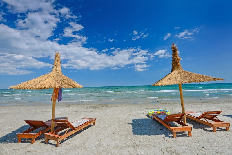 plaja, sezlonguri, umbrele