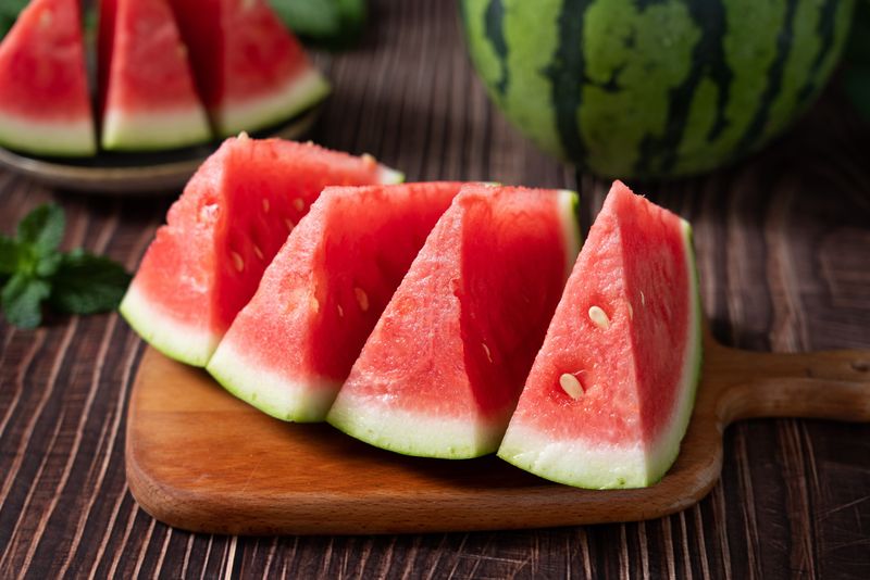 bucati de pepene rosu