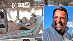 Brenciu nu mai stai de strajă? Soața-i singura la plajă! Alice Dumitrescu pare că nu simte lipsa soțului artist și se relaxează în compania unei cărți bune la malul marii, în Mamaia | VIDEO EXCLUSIV