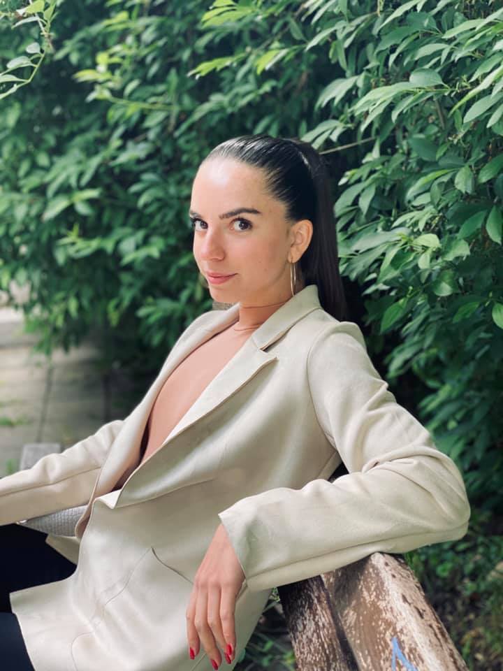 Andreea Mikloș andreea miklos