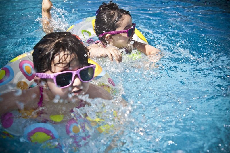 copii la piscina