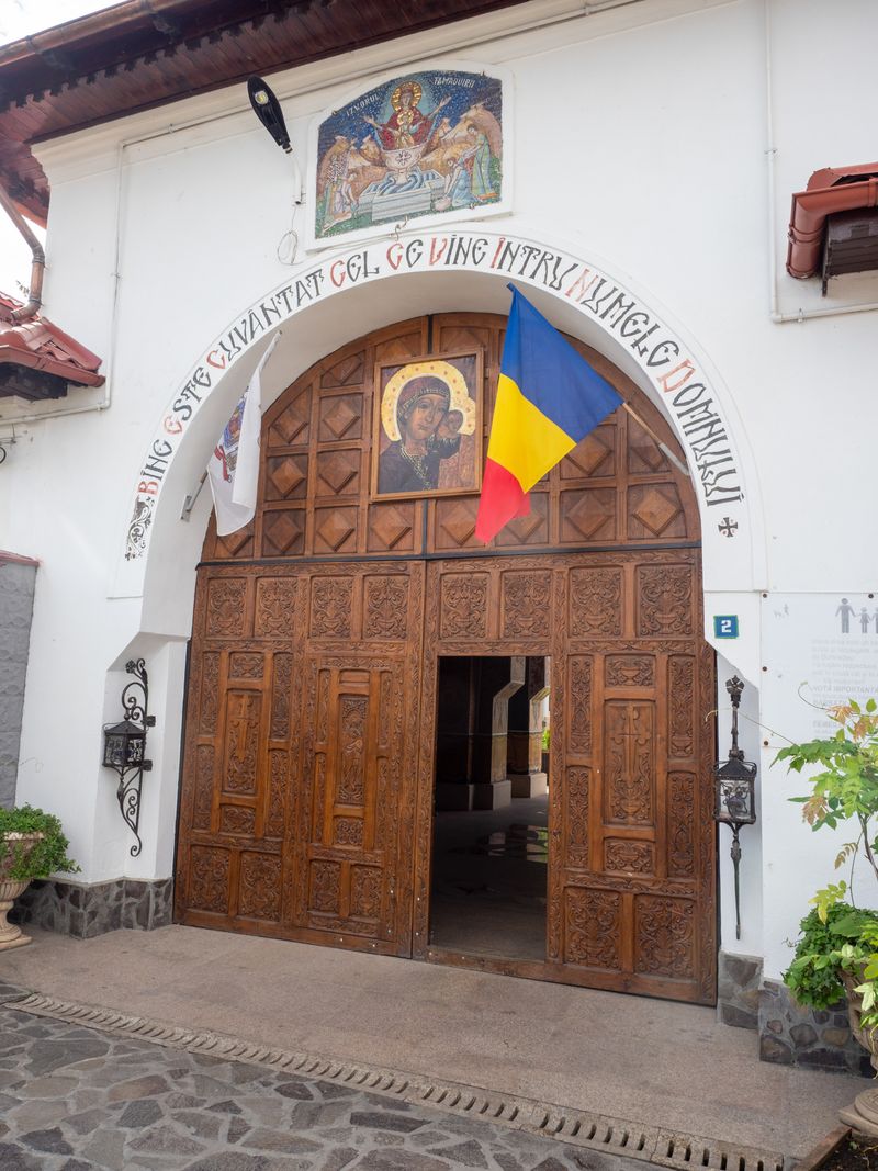 poarta manastirii ghighiu