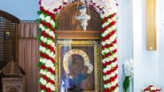 Icoana Maicii Domnului, biserica, credincios în genunchi