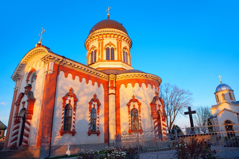 exterior biserica, vara, romania