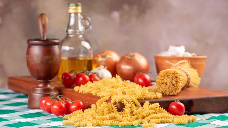 masa bucatarie, ulei, ceapa, paste