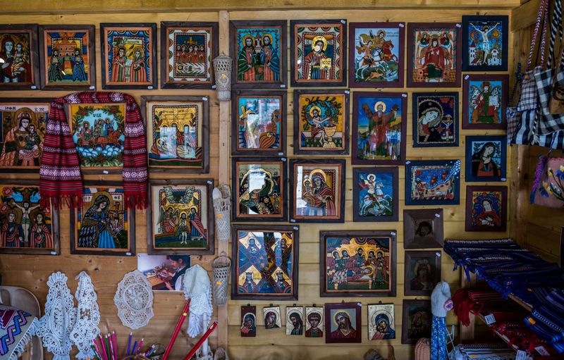 perete plin cu icoane ortodoxe