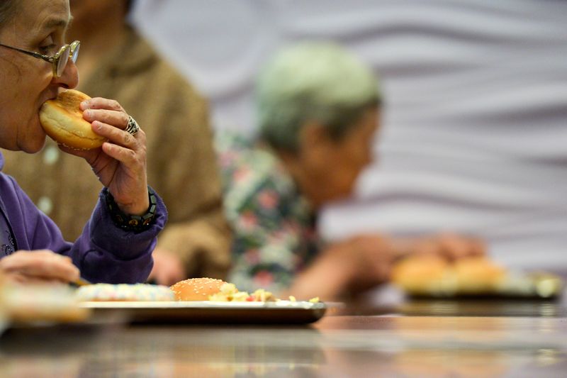batrani care mananca, cantina sociala