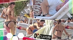 Moda cu lada frigorifică a revenit în forță la Mamaia?! Irina și Răzvan Fodor, imagini rare de pe nisipul fierbinte?! Când soțul moțăia pe șezlong la umbră, prezentatoarea TV a încins imaginația tuturor | VIDEO EXCLUSIV