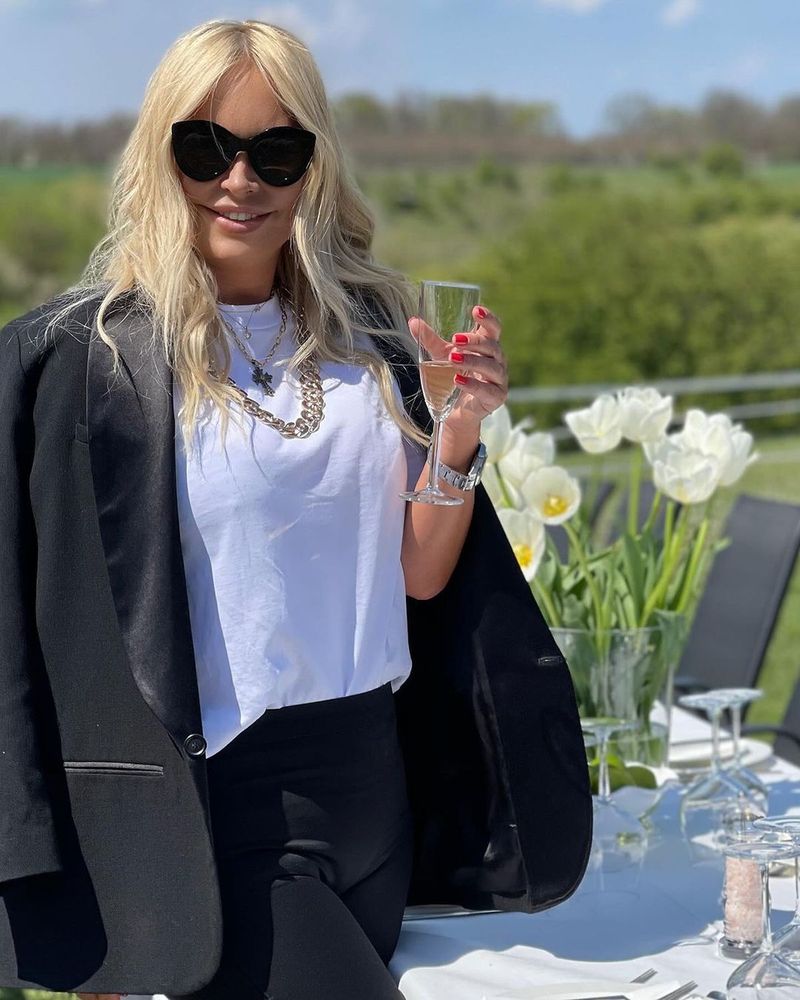 Vica Blochina, extrem de elegantă la o petrecere în aer liber vica blochina petrecere