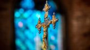 cruce in biserica