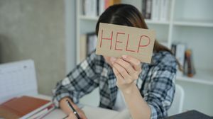 eleva, caiet, pancarta cu ajutor