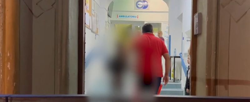 Momentul în care elevii sunt duși la spital