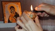 Icoana Maicii Domnului, candela, mana care aprinde candela