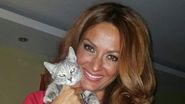 Anca Țurcașiu și pisica pe care a salvat-o
