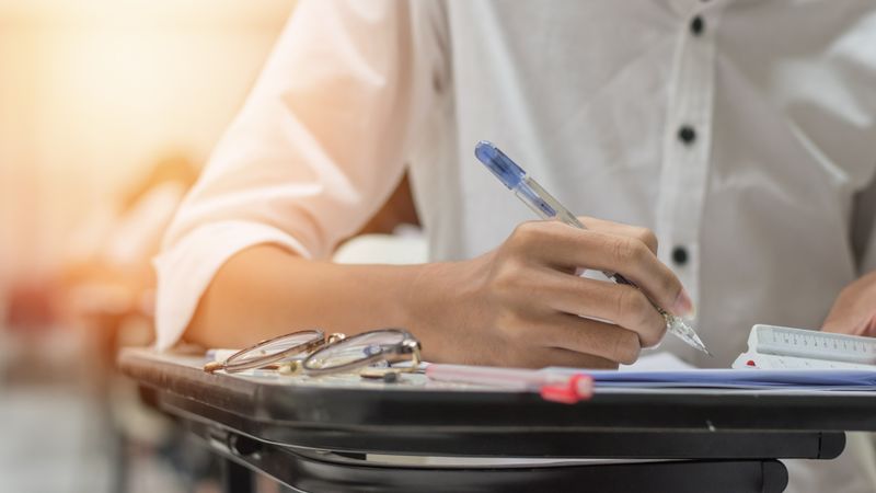 Elev la examen mana care scrie