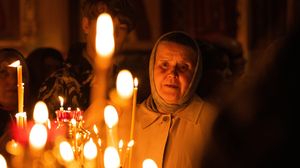 femeie, lumanari, biserica