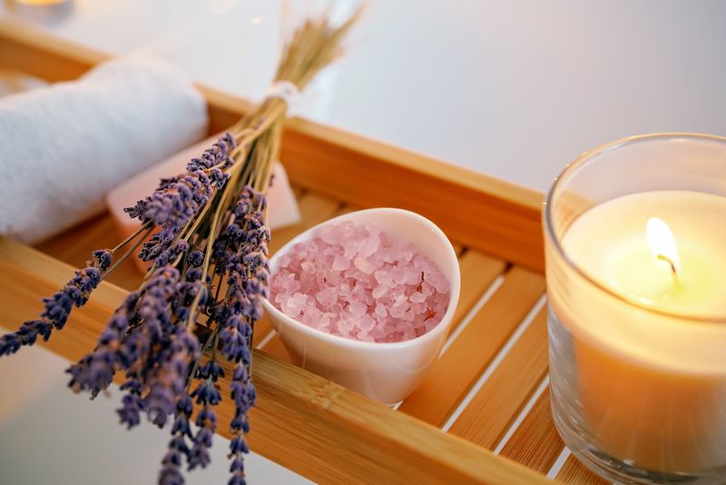 Boabe de sare sare, lavanda, lumanare, ritual, spa