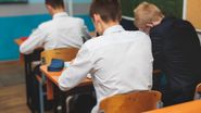 elevi in banci cu spatele, examen