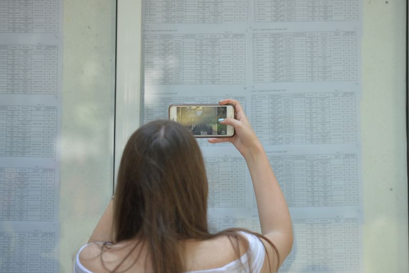 eleva care face poze la tabelul cu rezultate