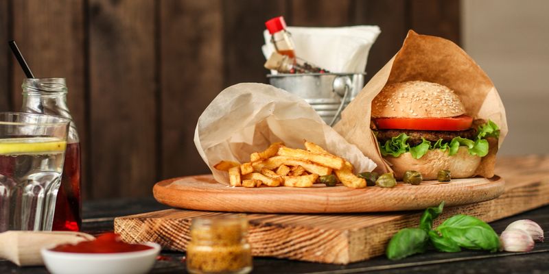 Mâncare de tip fast food burgeri si cartofi prajiti