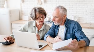 pensionari, laptop, foi, oameni batrani