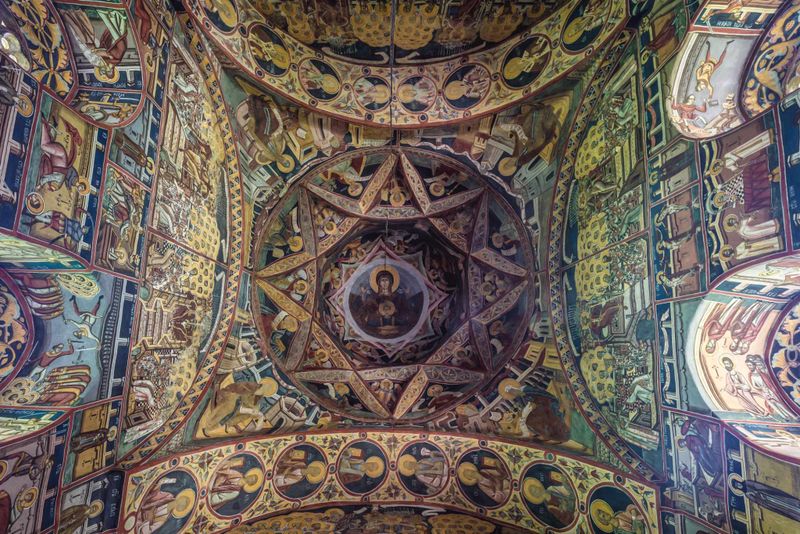 interior biserica, pictura, turla, tavan