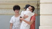 elevi care se imbratiseaza