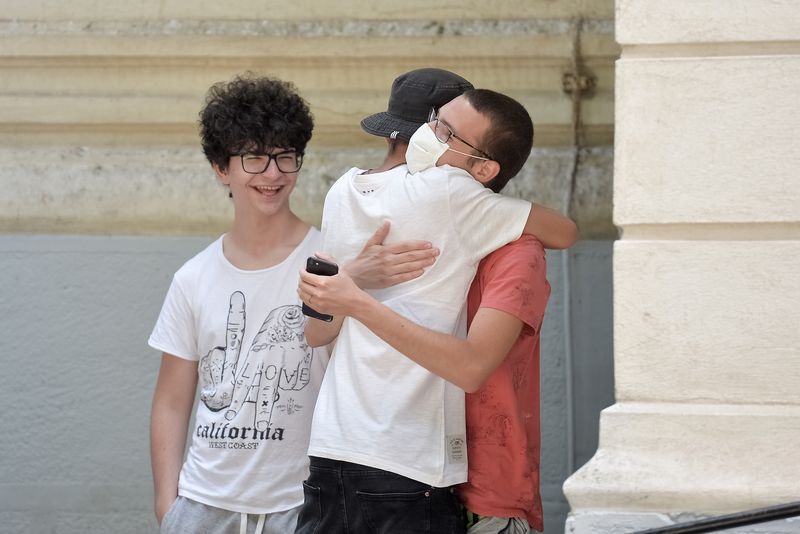 elevi care se imbratiseaza