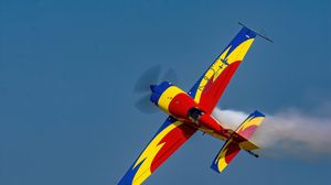 Bucharest International Air Show   avion colorat, drapel romania, bias