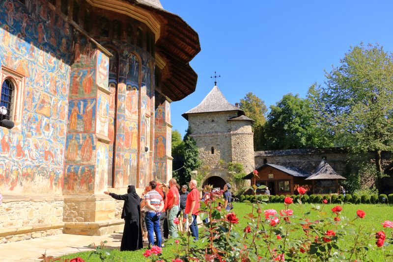 turisti, calugarita, manastire, pictura exterioara