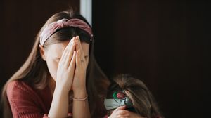 mama si fiica cu mainile in dreptul fetei