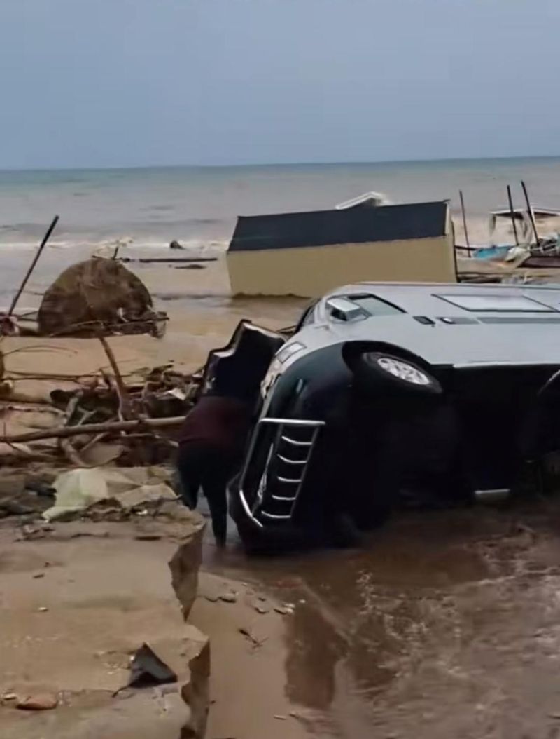 Imagini cu pagubele din Vama Veche