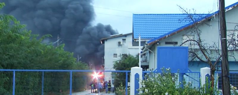 Incendiu la o hală de substanțe chimice din Dâmbovița Incendiu la o hală de substanțe chimice din Dâmbovița