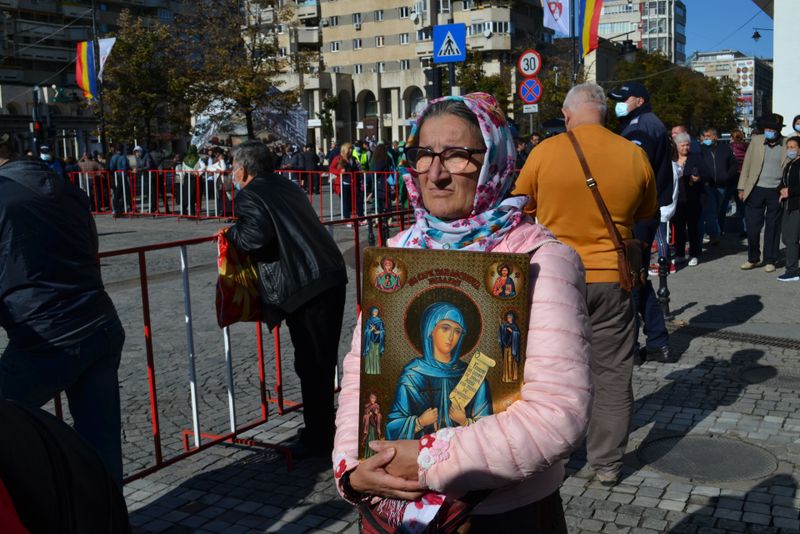 Femeie care ține în brațe icoana Sfintei Parascheva de la Iași