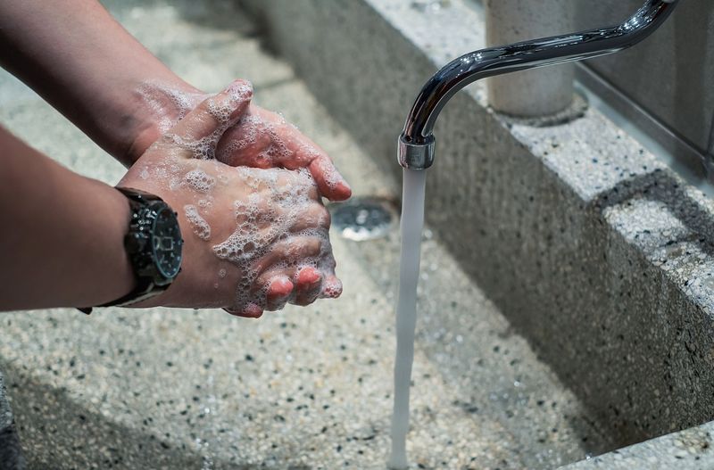 Curățarea mâinilor cu apă și săpun, principalul mod de a preveni infectare cu viruși și bacterii sapat maini