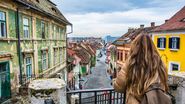 turista cu spatele, podul minciunilor, sibiu