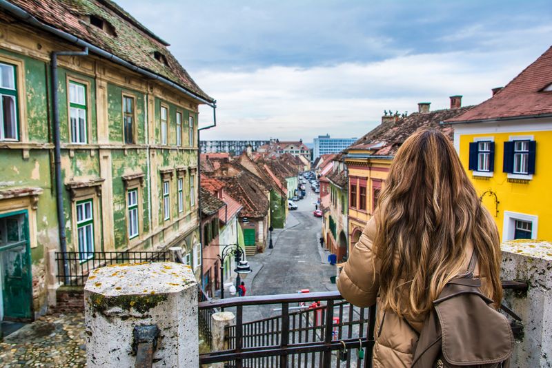 turista cu spatele, podul minciunilor, sibiu