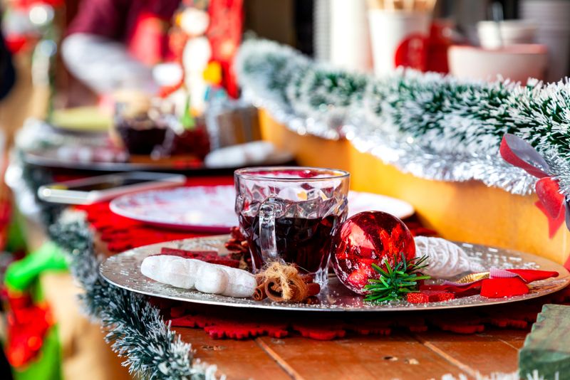 cana cu vin fiert la targul de craciun