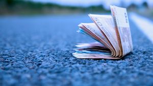 Bancnote pe asfalt