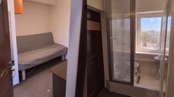 Cât costă o garsoniera de 8 metri pătrați din București?! „Piesa de rezistență” este toaleta construită pe... balcon! Oamenii s-au întrecut în glume: „Wc-ul a ridicat prețul”