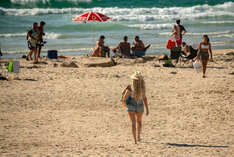 mare, plaja, femeie cu spatele