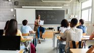 elevi in banci cu spatele, profesor cu fata