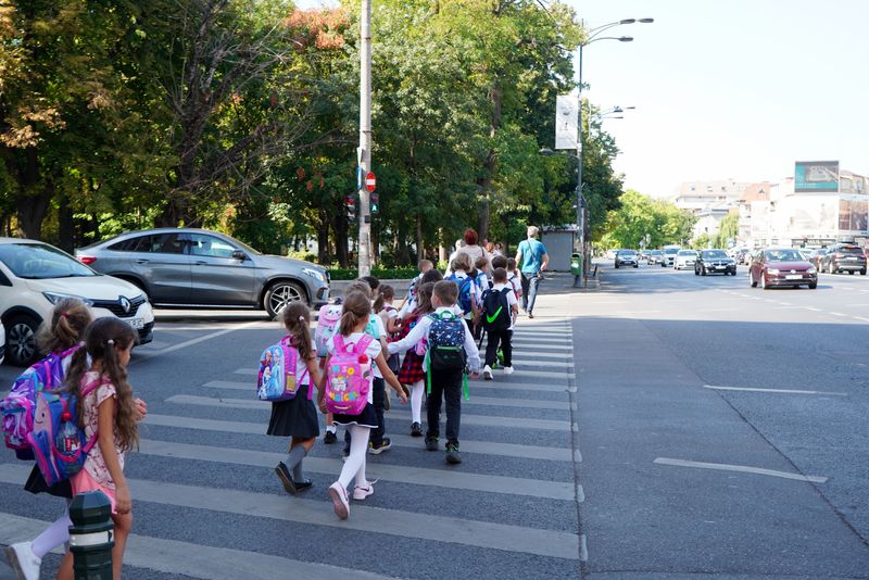 Elevi &icirc;n drum spre școală