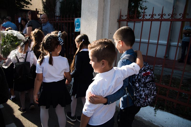 Elevi &icirc;n drum spre școală