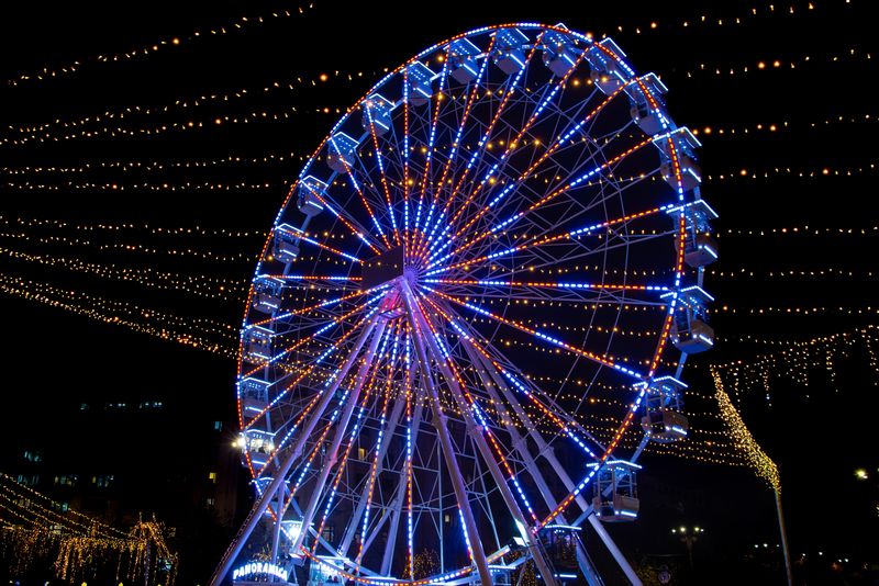 roata panoramica, lumini, targ craciun