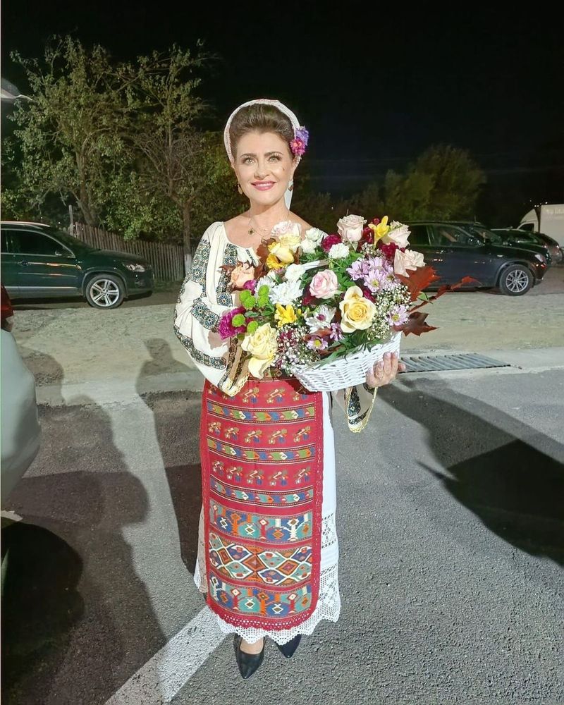 Steliana Sima, în costum popular steliana sima