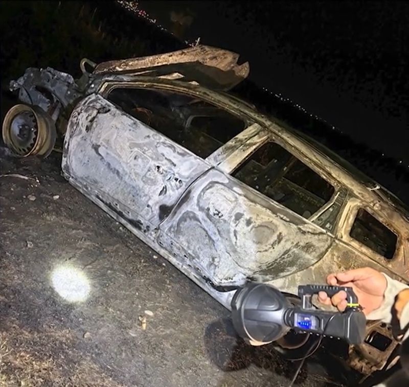 Mașina incendiată